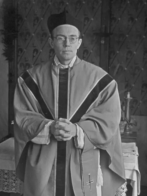 Zwei Tage vor Karl Leisners heimlicher Priesterweihe in einer Kapelle, eingerichtet in Block 26 im KZ Dachau, fand die Generalprobe statt – dabei entstand dieses Foto. Am Stefanitag, dem Gedenktag des ersten christlichen Märtyrers, feierte Leisner seine erste und einzige hl. Messe. | Foto: Schäfer/Ökum. Heiligenlexikon