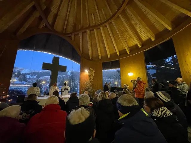 Lachtalmesse. Im Lachtal, einem sehr beliebten Schigebiet, gibt es die Lachtalkapelle. Pfarrer Ciprian Sascău ist es ein Anliegen, dass die Touristen, woher auch immer sie kommen, in ihren Ferien einen Gottesdienst mitfeiern können. Die Urlaubszeit bietet die Möglichkeit, den Alltag hinter sich zu lassen und Zeit für Gott zu haben.