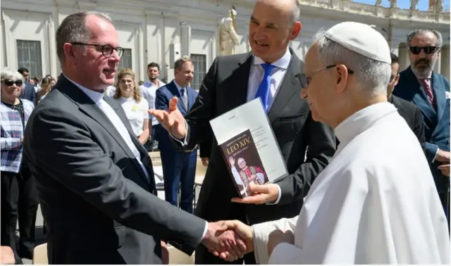 Pater Andreas Batlogg SJ hat ein Buch über den neuen Papst geschrieben, das im Herder Verlag erschienen ist. Ein Exemplar konnte er Papst Leo XIV. persönlich überreichen.  | Foto: zVg