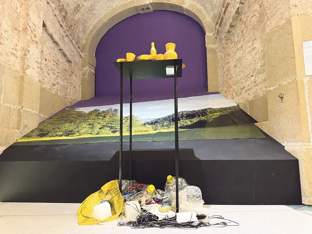 „Reich gedeckter Tisch“ von Aurelia Meinhart. Die Perspektive macht den Unterschied: oben Idyll, unten der Blick auf den Müll, der zurückbleibt. | Foto: Slouk
