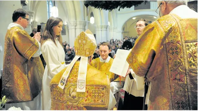 Diakone haben im Gottesdienst das Ehrenrecht, das Evangelium zu lesen. Im Bild: die letzte Diakonweihe in der Diözese St. Pölten (2024); jene von Lukas Reichard, der kürzlich von Bischof Alois Schwarz zum Priester geweiht worden ist. Bei der Diakonenweihe bekommen Geweihte im Ritus das Evangeliar überreicht.  | Foto: Wolfgang Zarl