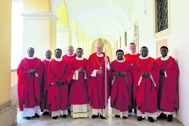 Bischof Alois Schwarz weihte Michael Ogala (5.v.l) aus Nigeria zum Diakon. | Foto: Diözese St. Pölten