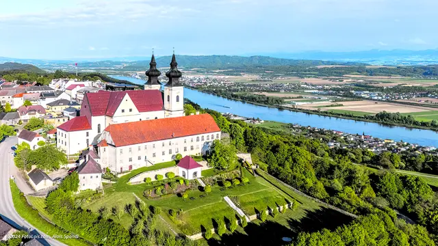 In prachtvoller Lage hoch über dem Nibelungengau erhebt sich die Basilika minor Maria Taferl. Der Wallfahrtsort gehört zu den schönsten Plätzen Österreichs, wie auch der 2. Platz bei der ORF-Sendung „9 Plätze – 9 Schätze“ beweist.   
 | Foto: Foto.Lois.com – Alois Spandll