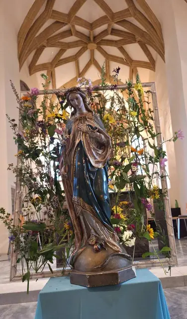 Duftende Kräuter
„Maria wie du“ – Wie an vielen Orten in der Steiermark wurden auch in der Pfarrkirche Obdach zu Mariä Himmelfahrt Kräuter gesegnet. Eine duftende Wortgottesfeier gestaltete der Singkreis Obdach mit Texten und Liedern. Der Blick auf das Leben der Gottesmutter Maria regt an, über das eigene Leben nachzudenken und auch Gemeinsamkeiten zu entdecken: Freude und Leid zu teilen mit dieser wunderbaren Frau, deren Aufnahme in den Himmel gefeiert wurde.
Vom „Duftbild“, das mit den speziellen Heilkräutern für „Maria“ angefertigt worden war, durften sich die Mitfeiernden ein Kraut mit nach Hause nehmen.  | Foto: Anni Koini 