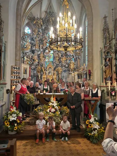Krätersegnung in der Pfarre Allerheiligen bei Pöls.
Die Freude und den Zusammenhalt der Pfarrgemeinde spiegelte der überreiche Blumenschmuck von Mesnerin Barbara Hartleb ebenso wider wie die Kräuter – von den Frauen gesammelt, gebunden und in Körben zur Segnung vor den Altar gebracht.  | Foto: Oblak