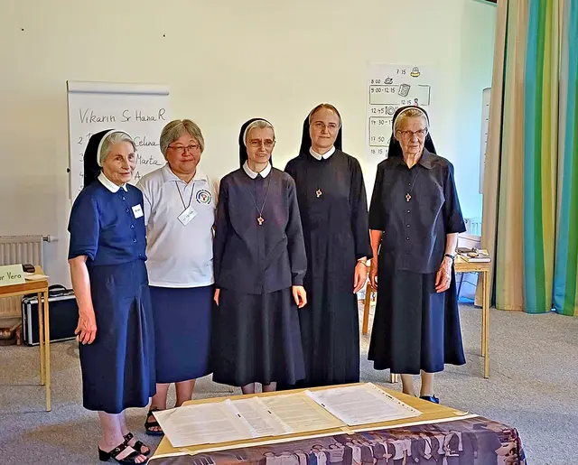 Diese „Grazer Schulschwestern“ wurden am 9. August 2025 in die Leitung der Franziskanerinnen von der Unbefleckten Empfängnis gewählt (v. l. n. r.): Sr. Anna Rautar, Sr. Celina Kaminari, Sr. Loreta Lekaj (Generaloberin), Sr. Hanë Rushaj (Generalvikarin) und Sr. Magda Schmidt. Nicht im Bild: Rätin Sr. Marta Žalik. | Foto: privat