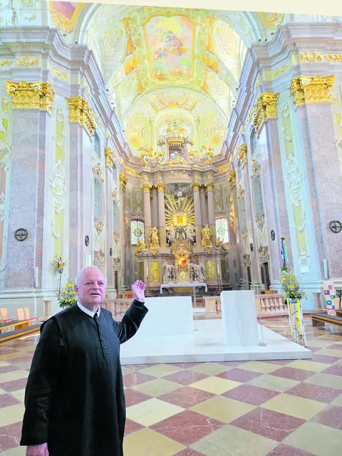 Pfarrer P. Franz Hörmann zeigt auf den Hochaltar mit dem berühmten Dreifaltigkeits-Gnadenbild. | Foto: Wolfgang Zarl