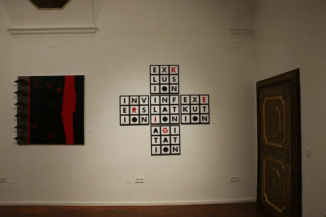 Kirche und Kunst: Vor einem Kreuz mit fünf stilisierten Wundmalen sprach Abt Philipp Helm vom Stift Rein bei der Eröffnung der Ausstellung „KRIEG“.   | Foto: styrianARTfoundation