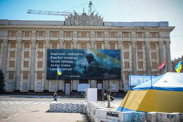 „Kämpft – ihr werdet siegen, Gott hilft euch! Ihr habt die Wahrheit, ihr habt den Ruhm und ihr habt den heiligen Willen“, ist auf dem Banner der Militärverwaltung zu lesen, der die Fassade des beschädigten Rathauses von Charkiw ziert. Der Text stammt vom ukrainischen Maler und Dichter Taras Schewtschenko (1814–1861), dessen Dichtung u. a. stark zur Entwicklung von Sprache und Nationalbewusstsein beigetragen hatte. | Foto: KNA (August 2024)