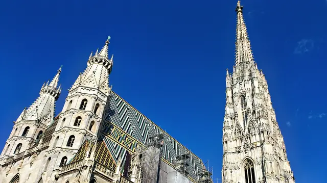 Der Bau des prächtigen Südturmes des Wiener Stephansdoms wurde 1433 vollendet. Der auch „Alter Steffl“ genannte Turm war mit seinen knapp über 136 Metern lange Zeit der höchste Kirchturm Europas. Seine Aussichtsplattform ist über 343 Stufen erreichbar. | Foto: Sannchen77/pixabay