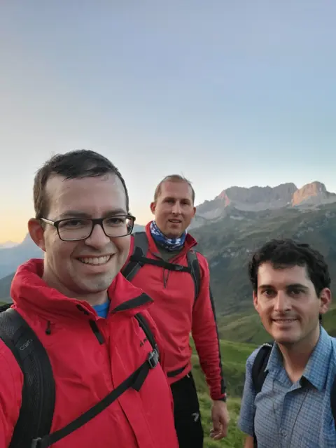 Die drei Priester P. Peter Rinderer, Anselm Becker und Gabriel Steiner (v. l.) verbinden auf dem Instagram-Kanal „@bergpfarrer“ Menschen, die Gott und die Berge lieben.  | Foto: Bergpfarrer