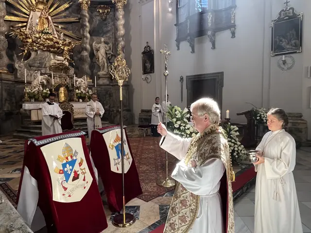 Abt Gerhard Hafner OSB segnete am 15. August 2025   das neue Wappen (rechts neben dem Wappen von Papst Leo XIV.) der Basilika Mariatrost. Beide Wappen werden am Eingang der Basilika angebracht. | Foto: Finster