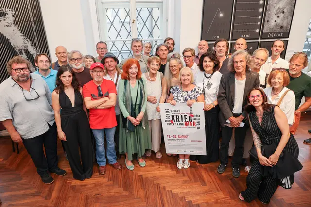 Anlässlich ihres 20-jährigen Bestehens lud die styrianARTfoundation am 13. August zu einer Gemeinschaftsausstellung ins KULTUM bei den Minoriten in Graz. 45 Kunstschaffende setzten sich mit dem Thema Krieg auseinander und zeigen ihre Werke – zu sehen noch bis 30. August. | Foto: styrianARTfoundation