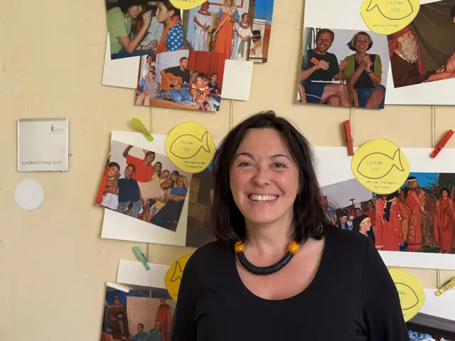 Ulla Frühwald, im Hintergrund Fotos aus 20 Jahren Kinder-Bibel-Woche (KiBiWo). | Foto: Patricia Harant-Schagerl