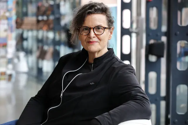 Andrea Scrima, geb. 1960 in New York City, studierte an der School of Visual Arts NY, ab 1984 an der Hochschule der Künste in Berlin, wo sie als bildende Künstlerin und Autorin lebt und arbeitet. 2023/24 war sie Grazer Stadtschreiberin. | Foto: Scrima