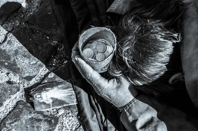 „Kirchen, auf deren Vorplatz Streunende in Rom vornehmlich lagern, können ihnen kein Dach bieten, vielleicht aber einen gedanklichen Schutz, denn es wird kein Zufall sein, dass sich die Herumstreunenden stets um die Gotteshäuser versammeln“, so Eva Sichelschmidt, die in Rom lebende Autorin. | Foto: stock.adobe.com