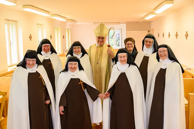 Sie verstehen ihr Leben als dauerhafte Begegnung mit Christus im Gebet und widmen sich zugleich praktischen Aufgaben: Die Mariazeller Karmelitinnen betreiben eine Hostienbäckerei, übernehmen die Kirchenwäsche für die Basilika und stellen Strohsterne und Kerzen her.  | Foto: Kuss