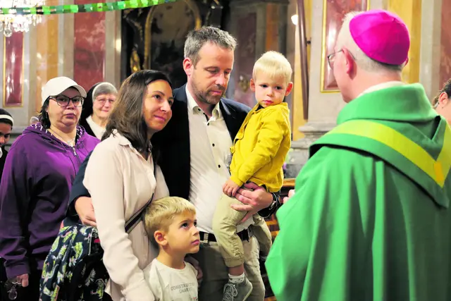 Gesegnet werden an der Schwelle in eine neue Zeit: Weihbischof Anton Leichtfried segnet eine Familie vor dem Schulbeginn beim Segens-Gottesdienst im St. Pöltner Dom.  | Foto: Matthias Weichhart
