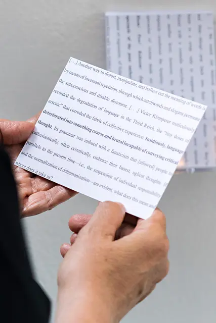 Andrea Scrima, LOOPY LOONIES: Kunsthaus Graz, Mai 2024. Detail, Postkartenedition mit Auszügen aus A LOOK IN THE MIRROR: Attempts at a Late-Capitalist Moral Philosophy: (SPRECH)BLASEN, 10,5 x 14,8 cm.  | Foto: Natascha Reiterer