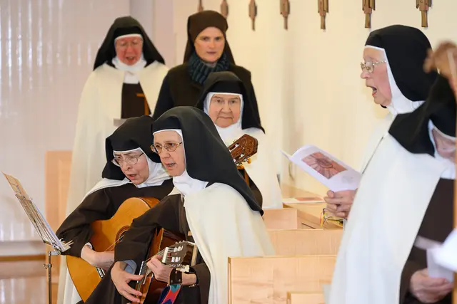 Das 70-Jahr-Jubiläum der Grundsteinlegung des Herz-Marien-Karmels Mariazell feierten die Schwestern am 23. August mit vielen Gästen. Unter ihnen auch Bischof Wilhelm Krautwaschl, der das Kloster einen „Ort, an dem Gottes Melodie vernehmbar wird“ nannte – dankbar für das gelebte Glaubenszeugnis der Karmelitinnen.  | Foto: Kuss