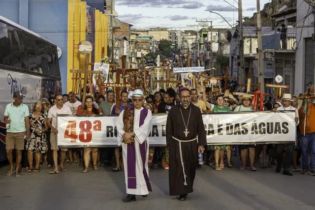 Bei der jährlichen "Wallfahrt für Land und Wasser" gehen die Menschen nicht nur für ihren Glauben auf die Straße. Mit der Kirche an ihrer Seite, unterstützt vom Bischof der Diözese Bom Jesus da Lapa, Dom Rubival Cabral Britto OFMCap (r. vorne), kämpfen sie für ihre Rechte. | Foto: Thomas Bauer