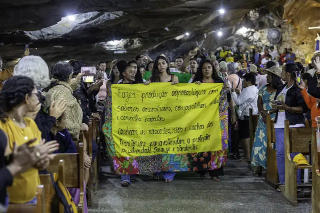 Zum "Guten Jesus in der Grotte" (Bom Jesus da Lapa) tragen die Menschen ihre Anliegen. | Foto: Thomas Bauer