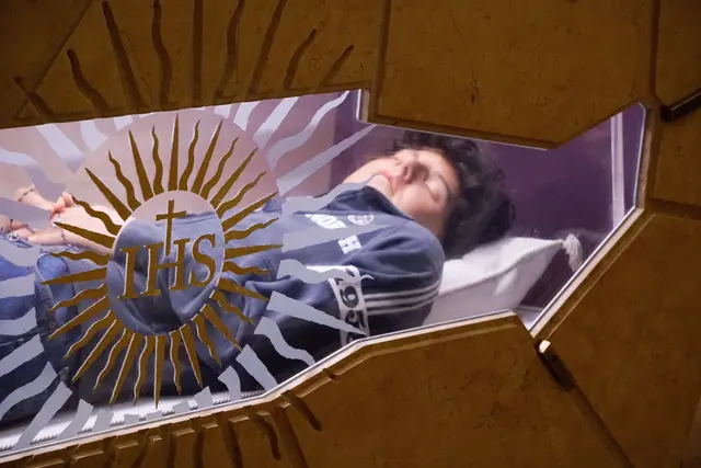 Carlo Acutis (1991–2006) wird, zugleich mit dem 24-jährig verstorbenen Pier Giorgio Frassati (1901–1925), am 7. September 2025 heiliggesprochen. Dabei bleibt Acutis, der im Alter von 15 Jahren an Leukämie verstarb, in Sweatshirt, Jeans und Turnschuhen gekleidet, in seinem Glasschrein in Umbrien. Sein Herz wird während der Heiligsprechung in einem besonderen Gefäß vor dem Petersdom stehen. | Foto: KNA