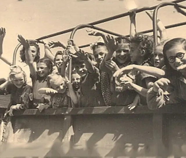 Gleich nach dem Zweiten Weltkrieg wurden wieder „Kindererholungsaktionen“ organisiert, nachdem sie in den Jahren zuvor von der NS-Volkswohlfahrt verboten worden waren. Im Bild: fröhliche Kinder auf einem Caritas-LKW im Ferienlager Auhof 1946.  | Foto: caritas.at; Illustration: Ivan Rajič