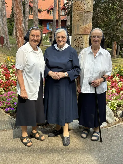 Sr. Petra Weiss, Sr. Christine Neumeister und Sr. Rosa Gießauf (v. l.) feierten am 15. August in Wien ihr Ordensjubiläum.  | Foto: Salvatorianerinnen