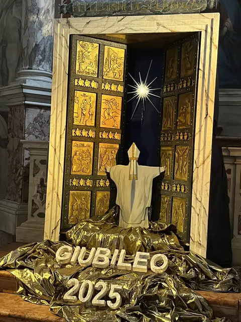 Installation anlässlich des Heiligen Jahres in einem Seitenaltar der Kathedrale von San Giusto in Triest. | Foto: Heinz Finster