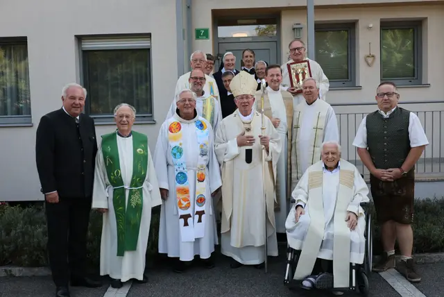 Erzbischof Franz Lackner (Mitte) mit Priestern, Ordensfrauen und -männern aus der Pfarre St. Stefan im Rosentale, Pfarrer Christian Grabner sowie Landeshauptmann a. D. Hermann Schützenhöfer (l.) und dem Vizebürgermeister von St. Stefan, Manfred Walter (r.). | Foto: Clemens Moser