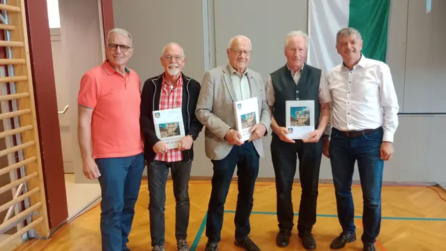 Die Gewinner des Gemeinde-Quiz, im Bild mit KMB-Obmann Gottfried Dobaj (links) und Bürgermeister Gerhard Rohrer (rechts), freuten sich über eine Gemeindechronik von St. Veit am Vogau. Josef Perner | Foto: Josef Perner