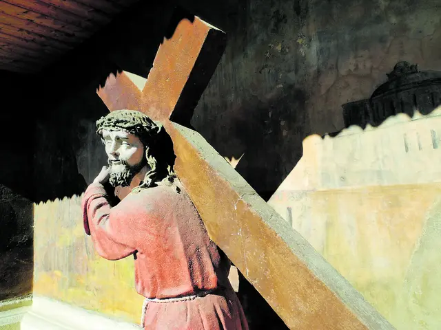 Jesus geht es nicht darum, Familien zu spalten, sondern um die Entschiedenheit, ihm nachzufolgen und das (eigene!) Kreuz zu tragen. Bild: Detail vom Kreuzweg bei der Piaristenkirche in Krems.  | Foto: Leopold Schlager