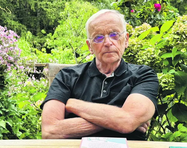 Paul Zulehner in seinem Garten, wo sich Eichhörnchen und Äskulapnatter „Gute Nacht“ sagen.  | Foto: Slouk