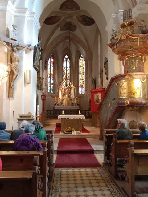„Mit allen Sinnen. Das Leben feiern“ – das ökumenische Praxishandbuch für Gottesdienste mit Menschen mit Demenz und allen, die solidarisch mitfeiern wollen, kann bezogen werden unter: seelsorge.gesellschaft@graz-seckau.at 