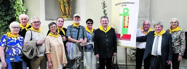 Mit Mesner-Vorstand Karl Tuider und Krankenhausseelsorger Josef Kuzmits versammelten sich burgenländische Mesner:innen zum Gruppenfoto im Erzbischöflichen Palais in Wien.
