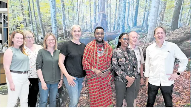 Im Rahmen ihres Aufenthalts in der Diözese St. Pölten besuchten Malano Sinandei Makko (Bildmitte) und Mastidia Richard (3. v. r.) Schulklassen, gaben Interviews und trafen sich mit Experten. Das Foto oben zeigt sie beim Besuch im Haus der Wildnis in Lunz mit Michaela Spritzendorfer-Ehrenhauser (4. v. l.), Entwicklungspolitische Referentin für die Dreikönigsaktion der Diözese.     | Foto: zVg