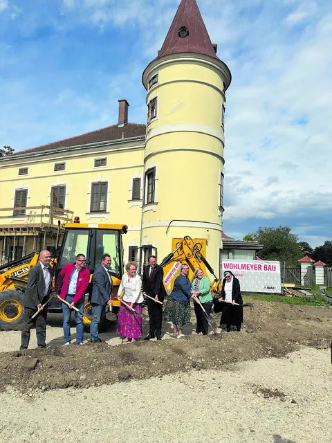 Spatenstich mit Architekt Dietmar Haberl, Caritas Generalsekretär Christoph Riedl, Direktor Hannes Ziselsberger, LR Christiane Teschl-Hofmeister, Bürgermeister Matthias Stadler, Constanze Schmidt, Leiterin des Caritas-Projektes im Lilienhof, Bereichsleiterin Kathrin Loy und Schwester Gertrud Zenk, Oberin der Congregatio Jesu in St. Pölten (v.l.).  | Foto: Patricia Harant-Schagerl