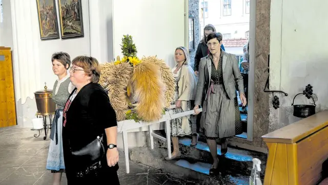 In den nächsten Wochen werden in unseren Pfarren die Erntedankfeste gefeiert – in vielen werden die Altäre besonders geschmückt, vielfach gehört die Erntedankkrone wie auf dem Foto aus dem Jahr 2023 in der Pfarre Krenstetten einfach dazu.  | Foto:  zVg/Kirche bunt Archiv