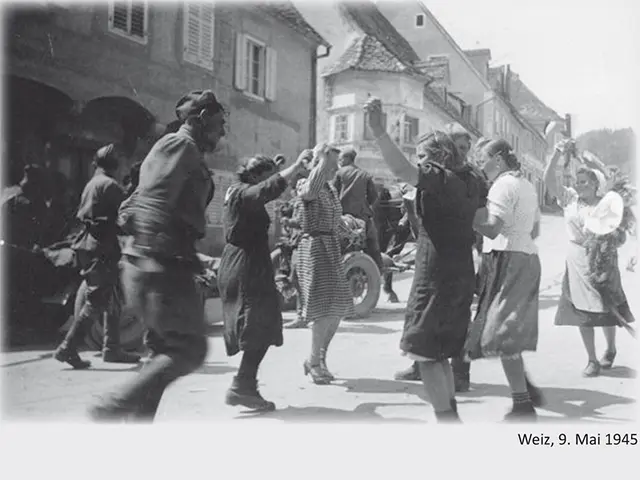 Das Ende des Zweiten Weltkriegs wurde steiermarkweit gefeiert, wie hier in Weiz am 9. Mai 1945. Not und Elend blieben. Viele heute noch erfolgreiche Caritas-Aktionen wurzeln in dieser Zeit großen Leids und großer Hilfe. | Foto: caritas.at; KK  Illustration: Ivan Rajič