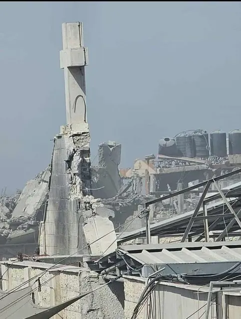 Kreuz auf der von Bomben beschädigten Kirche der Hl. Familie in Gaza (15.7.2025). | Foto: KNA