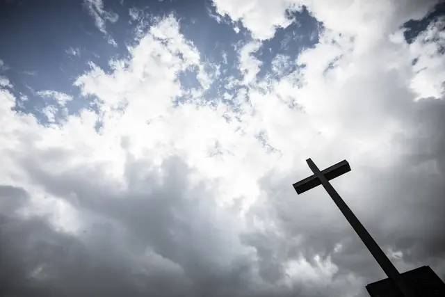 In unserer Zeit wäre es sehr wichtig, das heilige Kreuz Christi als Zeichen des Heils von Neuem zu entdecken und seine Verehrung in den Blick zu nehmen, schreibt Bischof em. DDr. Klaus Küng. Die Aufnahme zeigt das große Kreuz des Jubiläums der Jugend auf dem Gelände von Tor Vergata im heurigen Sommer.  
 | Foto: Cristian Gennari/Romano Siciliani/KNA