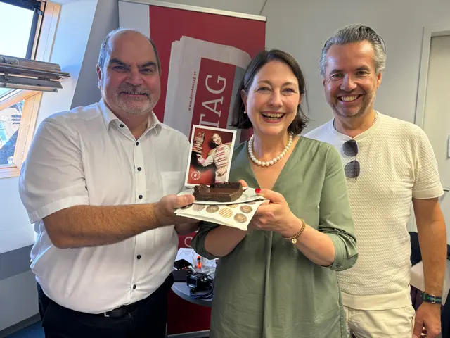 Diözesanökonom Christian Mayr und Intendant Michael Garschall verkosteten mit Sophie Lauringer den köstlichen Schokoladekuchen. | Foto: Cornelia Gotte/Der Sonntag