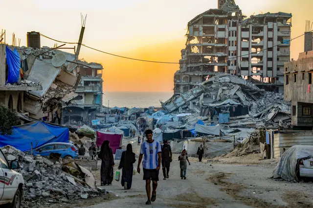 Leben im Krieg. Gaza im Licht der Abendsonne, dahinter das Meer (24.8.2025). | Foto: KNA