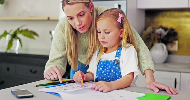 Interesse zeigen und für gute Stimmung beim Lernen sorgen.  | Foto: Nina L/peopleimages.com / Adobe
