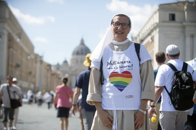 Eine Ordensfrau, Teilnehmerin der internationalen LGBTQ-Wallfahrt, trägt ein T-Shirt des christlichen LGBTQ-Verbands „La Tenda di Gionata“ (dt. „Das Zelt des Jonathan“) mit einem biblischen Zitat: „Nell’amore non cʼè timore!“ – auf Deutsch:  „Es gibt keine Angst in der Liebe!“ 
(Vgl. 1 Joh 4,18).  | Foto: Alessia Giuliani/CPP/KNA