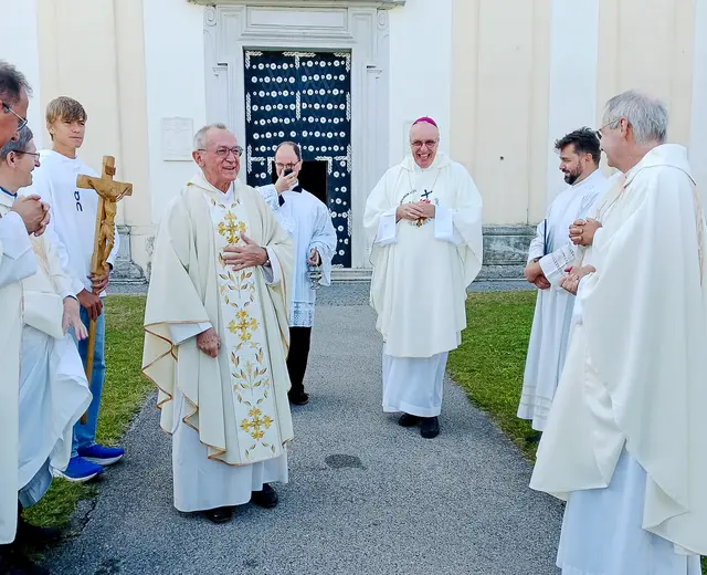 Dompfarrer P. Achim Bayer COp, Bischofsvikar László Pál, Paul Kahlig (Zivildiener), Bischofsvikar P. Karl Schauer OSB, P. Stefan Vukits OMV (Loretto), Miroslav Mochnáč (Direktor der Pastoralen Dienste), Generalvikar Michael Wüger. | Foto: Rosemarie Miehl-Zechmeister (2)