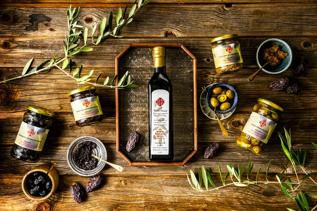 Olivenöl von Bäumen, die rund um das einzige vorwiegend christlich bevölkerte Dorf in Israel wachsen: Taybeh. Dieses hochwerige Öl, Olivenpaste, Oliven und Datteln aus dem Hl. Land werden vom Ritterorden nach Österreich importiert und angeboten, etwa auf Adventmärkten. | Foto: Sandra Tauscher