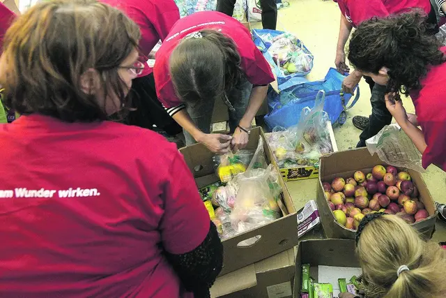 Wirksame Hilfe braucht viele helfende Hände und gute Koordination, wie es 2015 bei der Ankunft tausender Flüchtender auf dem Wiener Westbahnhof gelungen ist. Das erkannte Vinzenz von Paul bereits im 17. Jahrhundert. | Foto: Hans Punz/APA