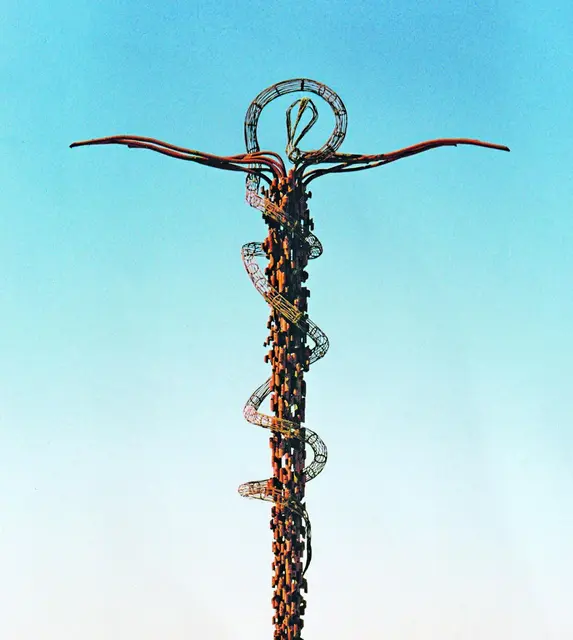 Dieses Kreuz auf dem Berg Nebo (Jordanien) ist von einer Schlange umschlungen. Es verbindet symbolisch die erste Lesung und das Evangelium dieses Sonntags. | Foto: Niederleitner